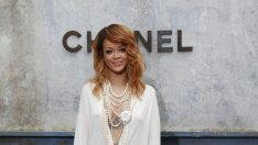 Риана плаща на НЛО-ловец да я информира за извънземни