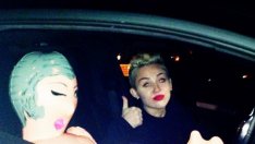 Майли Сайръс прекарва коледните празници със секскукла