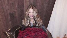 Адам Лавин изненада Бехати с огромен букет рози