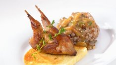 Пилешки бутчета с елда