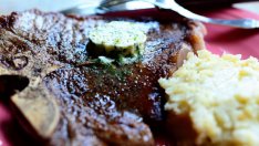 Телешка пържола с лимоно-магданозено масло