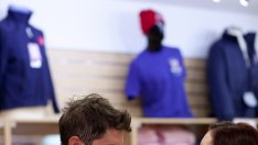 Жените обличат мъжете си