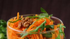 Салата от моркови и лешници