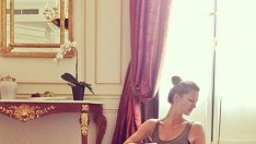 Жизел Бюндхен прави йога с малката си дъщеря