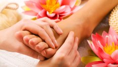 Зимни грижи за краката: Масажирайте ги с кокосово масло