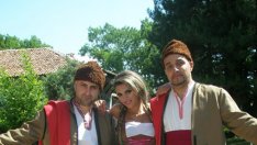 Румънеца и Енчев и тяхното "селско" парче  (видео)