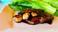 Свински пържоли с чесън и вино