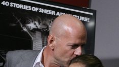 Щерката на Деми и Брус лъсна гола с марихуана в ръка