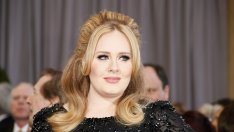 Адел плаче на собствените си песни