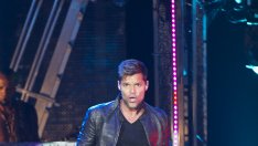 Рики взима близнаците на турне