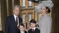 Децата на Катрин Зита-Джоунс на почивка в дъждовен Уелс