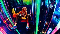 Парти под неонови светлини