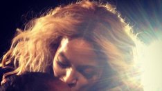 Бионсе разцелува осиновената дъщеря на Мадона