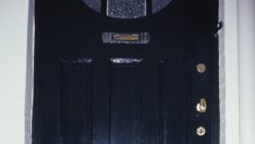 Трябва ли гостите ви да се събуват на вратата