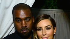 Кание плаща сметките за козметик на Ким