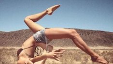 Йога целувката на Ники Рийд и Иън Сомърхолдър