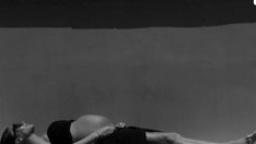 Дейвид показа голия корем на Виктория