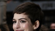 Ан Хатауей се оприличава на своя  брат- гей