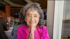 100-годишна баба шашна света: Още практикува йога