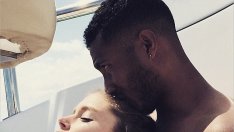 Дауцен Крос празнува на плажа
