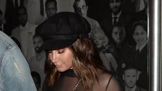 Модна катастрофа! Ашли Тисдейл с кръпка от деним на гърдите