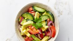 3 летни храни, които облекчават подутия корем