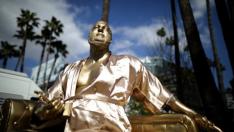 „Кушетка за кастинг“: Харви Уайнстийн – по халат, върху легло...