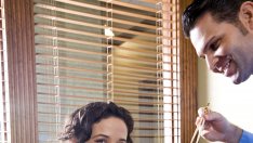 Как да се справите с любимата колежка на мъжа си