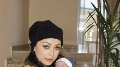 Емануела показа за първи път новороденото си бебе