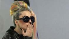 Гага пусна клипче, на което показва гърдите си