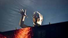 DJ Avicii се е самоубил с парчета стъкло