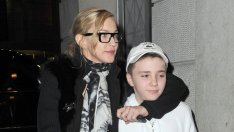 Синът на Мадона излезе на сцената с майка си