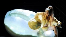 Отново тя. Лейди Гага ще спи в яйце