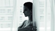 Алесандра Амброзио рекламира бижута – бременна и чисто гола