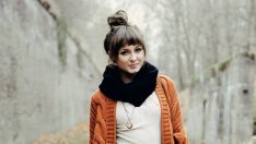 Градски стил: топла прежда върху ефирната рокля