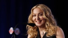 Мадона в паника, неин преследвач избягал от лудница