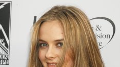 Алиша Силвърстоун храни детето си като птица (видео)