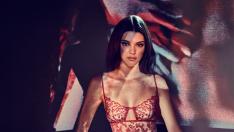 Кендъл Дженър вдига градусите по бельо