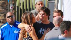 Иън Сомърхолдър разцелува новата си приятелка пред фотографите