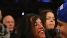 Мишел Родригес и Кара Делевин интимничат на баскетболен мач