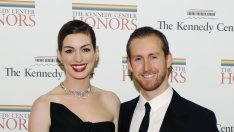 Ан Хатaуей бави приготовленията за сватбата си