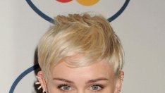 Майли Сайръс изненада с ... нежен грим