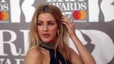 Водка със сода, джин с тоник: Ели Голдинг с питие преди сцената