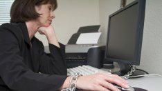 Чувствате ли се закопчани в оковите на монотонната си работа?