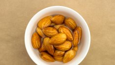 Трябва ли да накисвате суровите бадеми преди консумация?