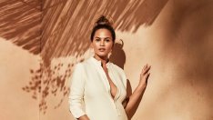 Криси Тейгън показва майчини инстинкти