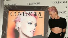 Пинк стана лице на козметична марка