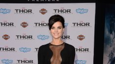 Джейми Алекзандър демонстрира дръзко облекло на червения килим