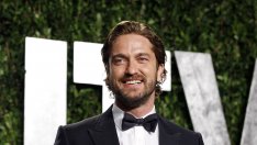 Джерард Бътлър одобри годеника на Джесика Бийл