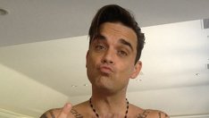 Роби се разголи, доказва, че не е дебел